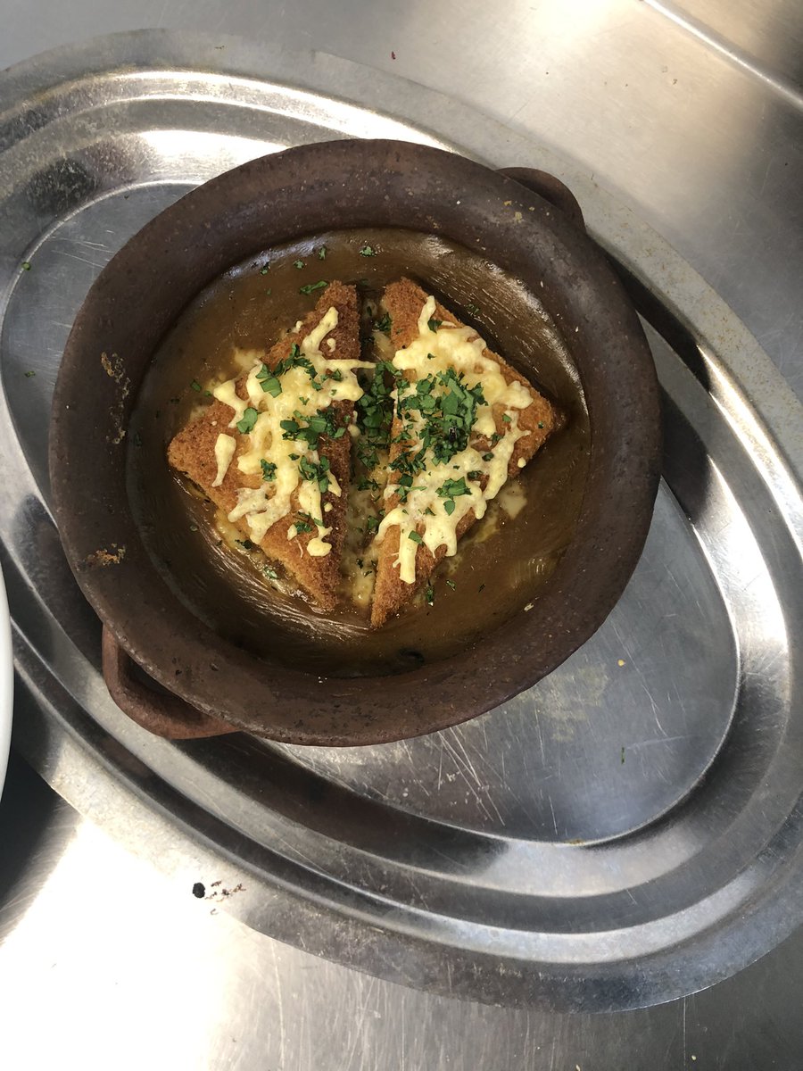 Salchipapa_coe's tweet photo. No sabía que twittear así que solo aprecien la sopa de cebolla del viernes
#ROMA3 https://t.co/ecHZmH0wbY