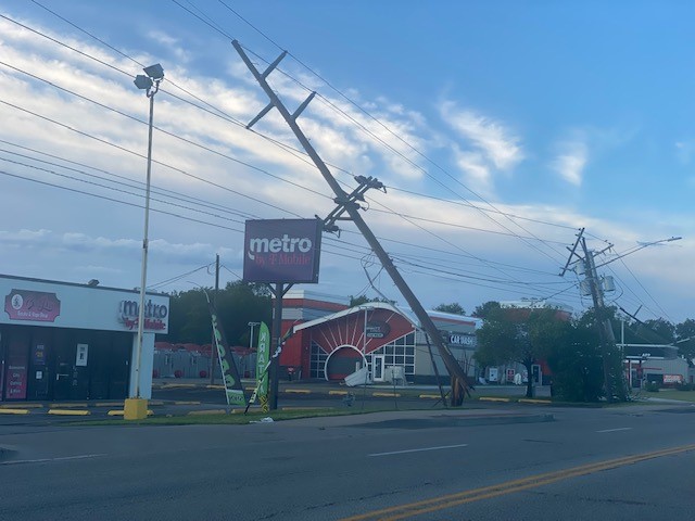Anarchitect918's tweet photo. Thread of pics of the damage we're seeing in Tulsa. 150,000 residents in the city without power during a week of high heat index, hotels full and runs on food, water, and gas. (1/5) https://t.co/4IOX1HQcn5
