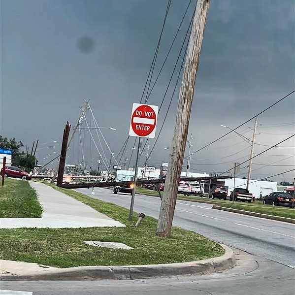 Thread of pics of the damage we're seeing in Tulsa. 150,000 residents in the city without power during a week of high heat index, hotels full and runs on food, water, and gas. (1/5)