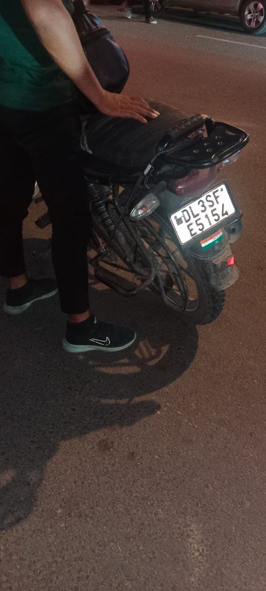 subhash02912014's tweet photo. @BhaavnaArora @Olacabs Ye delhi mai kya chal raha hai ola bike band hai fir bhi booking Q le raha hai bike rider https://t.co/iefo9FOJMJ