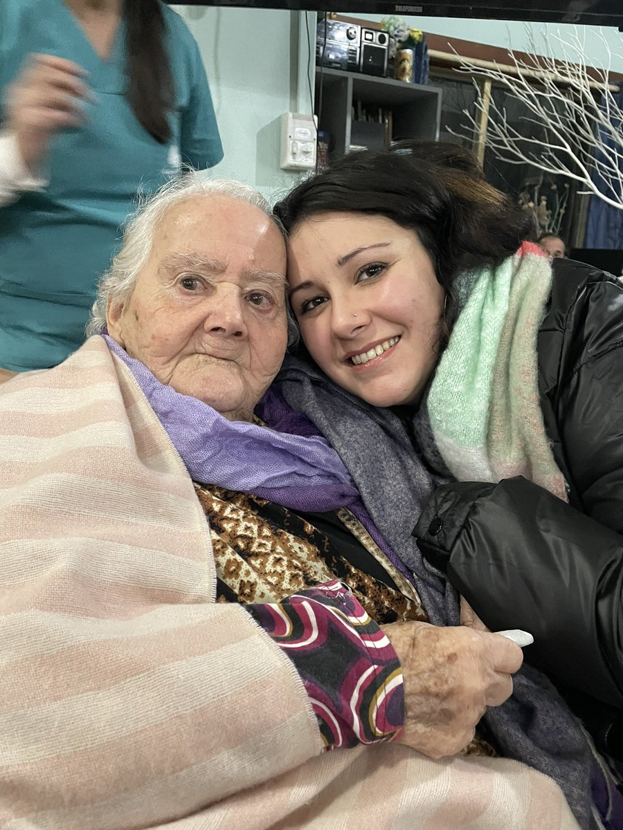 cynthiavals's tweet photo. Hoy le di la noticia a mi abuelita de 92 años que será bisabuela de mellizos 🙏❤️
Ella es melliza 🥹 https://t.co/RviX6TtweC