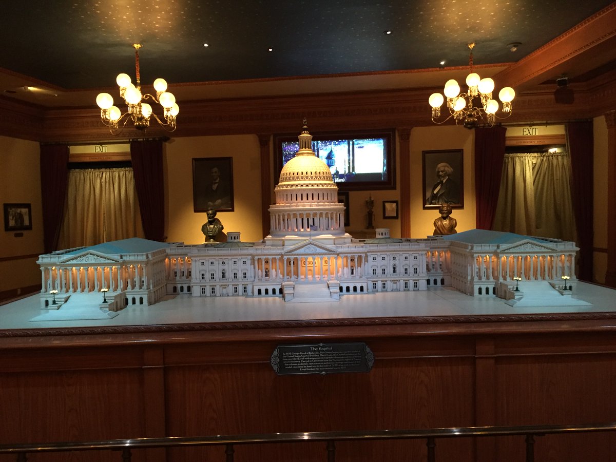 #PictureOfTheDay 
For #Juneteenth, we have the model of the #USCapitol, flanked by busts and portraits of #AbrahamLincoln and #FrederickDouglass in the lobby of #GreatMomentsWithMrLincoln on #MainStreetUSA in #Disneyland Park.