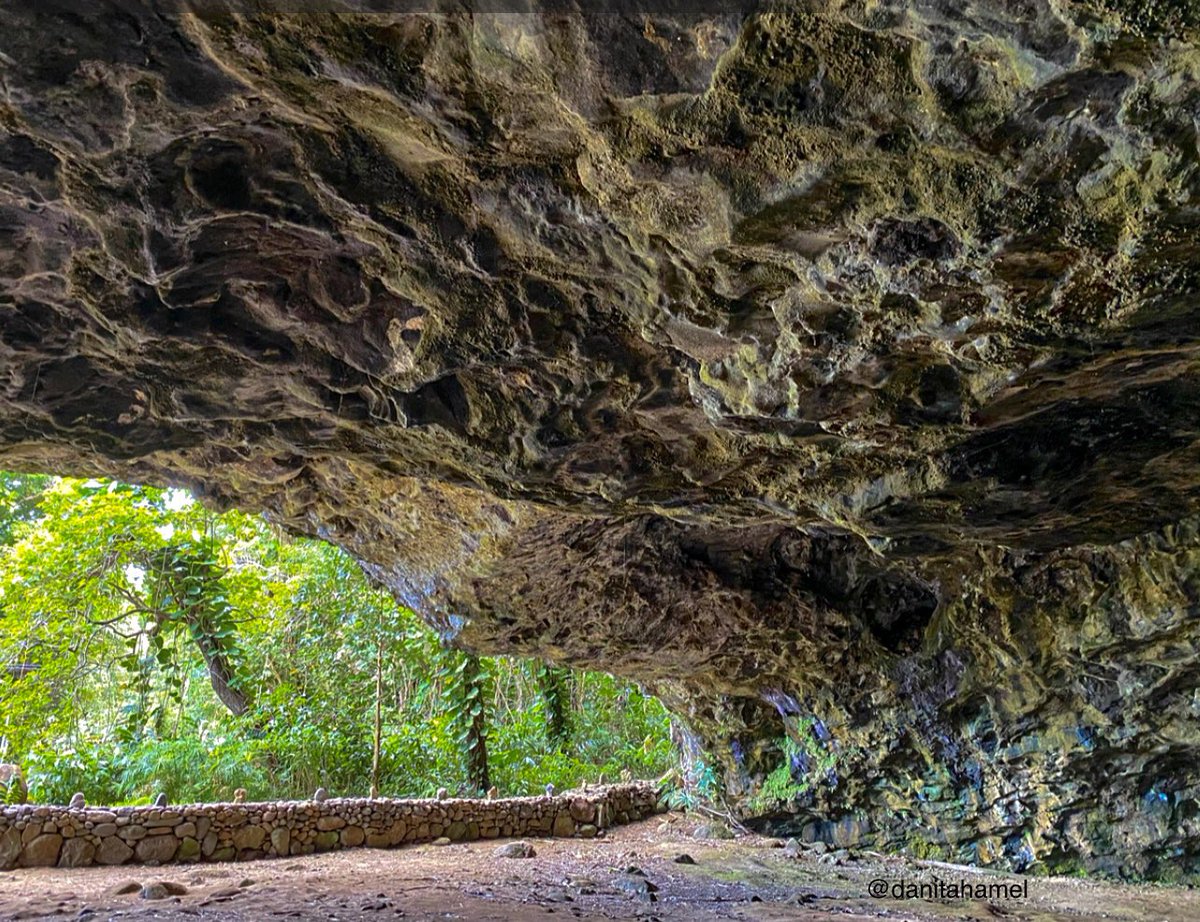@xobreex3 A rocky cave on the island of Kauai.
