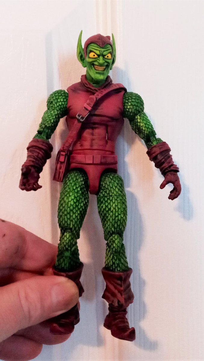 Loston_Wallace's tweet photo. #GreenGoblin #MarvelLegends #ActionFigureCustoms  Added some extra paint washes to my Marvel Legends Green Goblin.  Also repainted his cartoonish eyes and his poorly painted pearly white teeth. https://t.co/2Hg52NpdgY