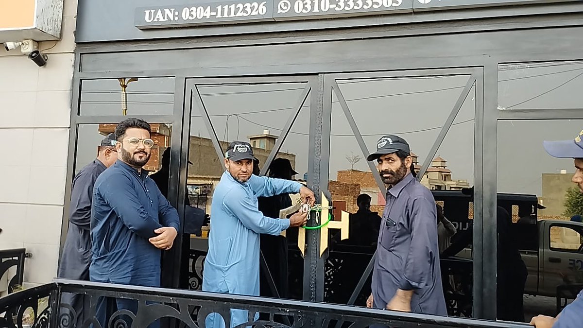 mdamultan1's tweet photo. ایم ڈی اے نے غیر قانونی ہاوسنگ سکیموں کے خلاف کریک ڈاؤن کا آغاز کر دیا۔ڈی جی ایم ڈی اے ڈاکٹر محمد زاہد اکرام کے احکامات پر  انفورسمنٹ ٹیم کی غیر منظور شدہ ہاؤسنگ سکیموں کے خلاف کارروائی ۔انفورسمنٹ ٹیم نے مجموعی طور پر چار ہاوسنگ سکیوں کے آفس سیل کر کے انفراسٹرکچر کو توڑ دیا۔ https://t.co/OPAQRCtcEO