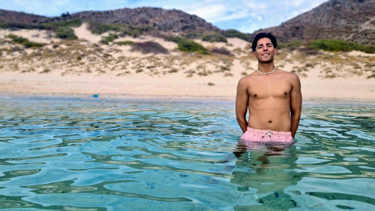 #tourism #turismomexico #turismo #skinnyguy #bajacaliforniasur #playasdemexico #beachvibes #beach #gaytravel #travelphotography #sunset #sunsetlovers  #lapaz #lapazbcs #islaespiritusanto