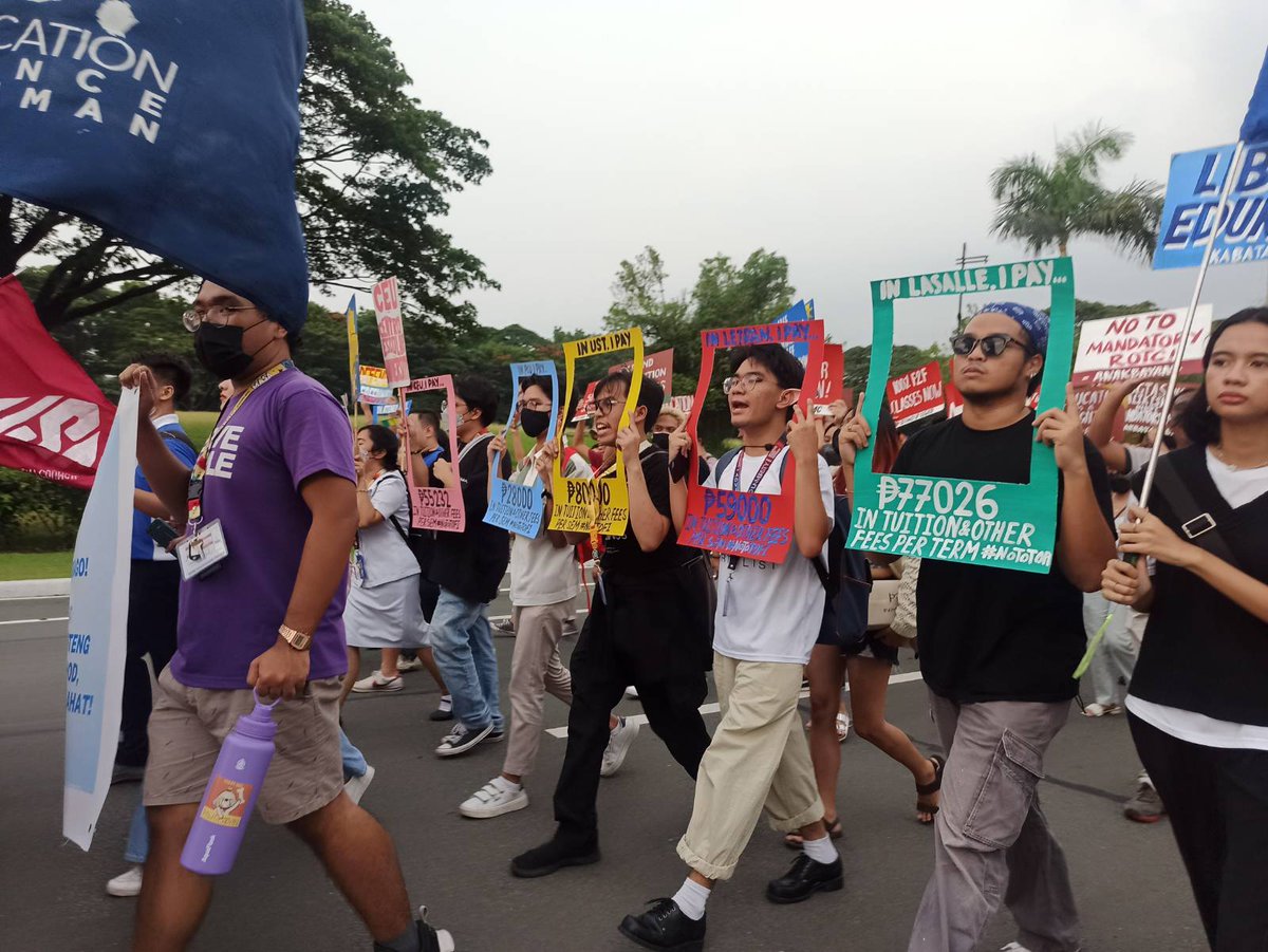 ABMendio's tweet photo. EDUCATION NOT FOR SALE! WE ARE NOT FOR SALE!

Kinalampag ng mga kabataang estudyante mula iba't ibang paaralan ang CHED para irehistro ang pagtutol sa pagtataas ng matrikula ng mga pribadong unibersidad at sa naka-ambang tuition fee hike sa mga pampublikong pamantasan.

#NoToTOFI https://t.co/BzCiMF0RWt