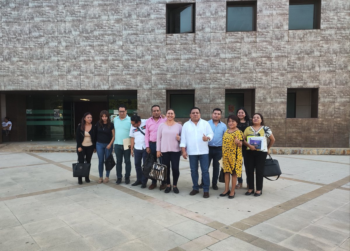 TomasBasalduG's tweet photo. A punto de finalizar el día con las Diputadas Rocío Melchor Vasquez, Minerva López Calderón y el equipo de asesor@s. ¡Continuamos trabajando por un nuevo amanecer para Oaxaca!

Siempre hay motivos por los que continuar, ¡saludos! 👍 https://t.co/Lc53thdOXd