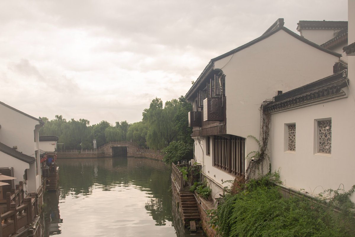 simonjlau's tweet photo. In the morning, I visited #ShantangStreet (#山塘街), what is sometimes referred to as the "First Street in Suzhou." It was constructed in the 9th century during the Tang dynasty. This street (&amp; #PingjiangRoad (#平江路), the street I visited my first night in Suzhou) were... 1/n https://t.co/s2HAp4qdoW