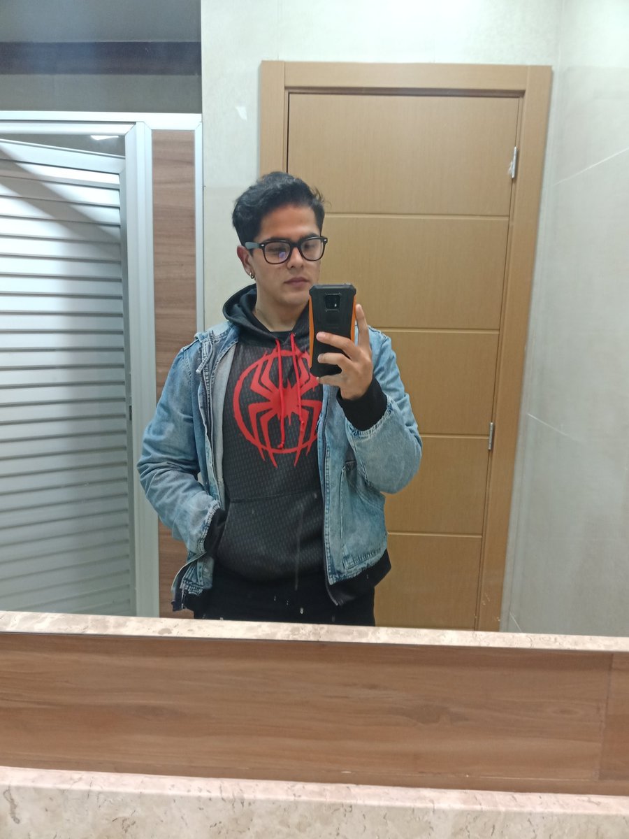 Hyokoto1's tweet photo. Wachen esta sudadera, ameee ✨ https://t.co/CjrKcyEQdc