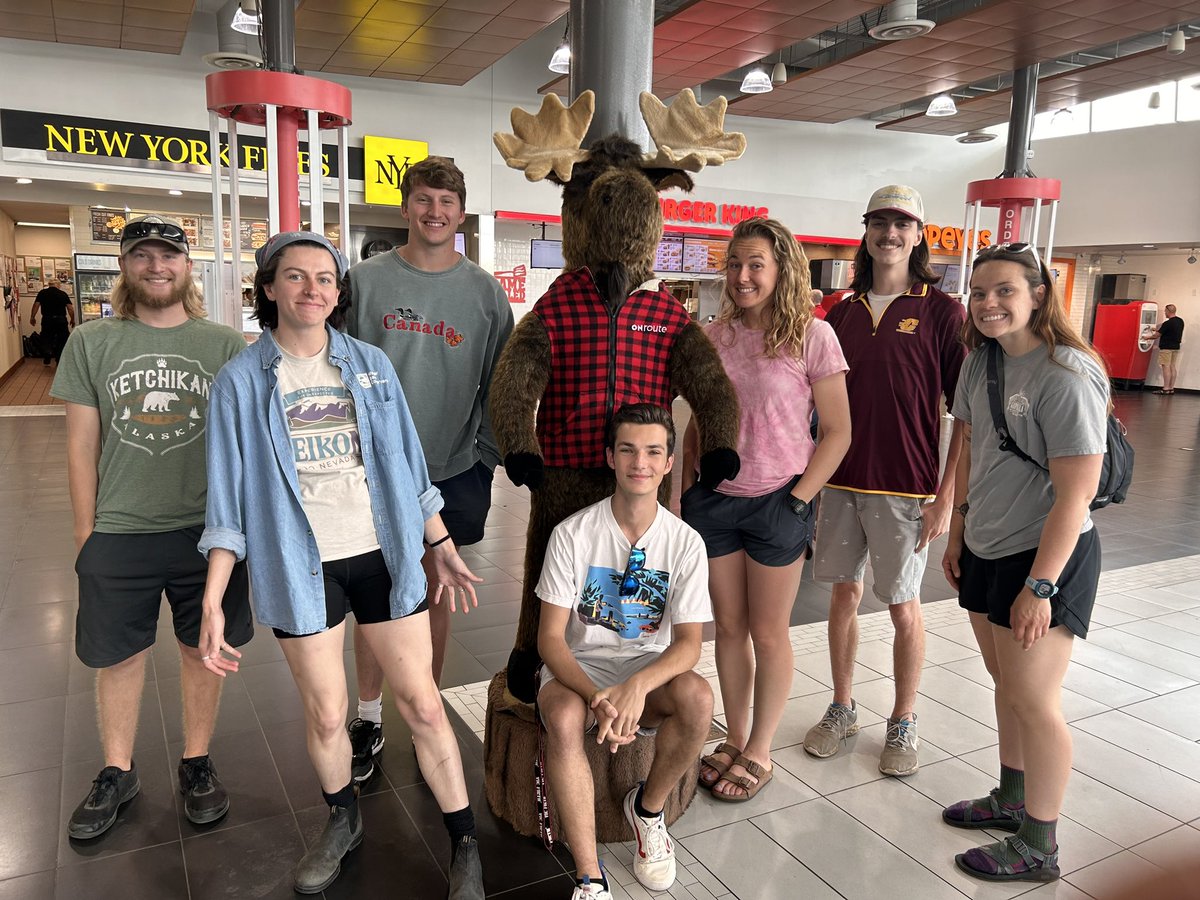 MusselLab_DW's tweet photo. Day 1 @MusselLab_DW in 🇨🇦! #travelday touched #lakeontario ate #poutine and are excited for #mussel identification tomorrow! Saw #zebramussels and #quaggamussels today @Cmich_Biology https://t.co/U3unQN7DFS