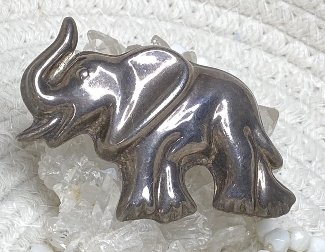 When the trunk is up, it brings good luck! 😊

Vintage Taxco Sterling Silver Signed Elephant Brooch - Pin - Signed - Trunk Up

ebay.com/itm/1747838787…

#vintagejewelry #pin #taxco #brooch #SterlingSilver #elephant #GoodLuck #Collectible #jewelry #Sterling 🤍