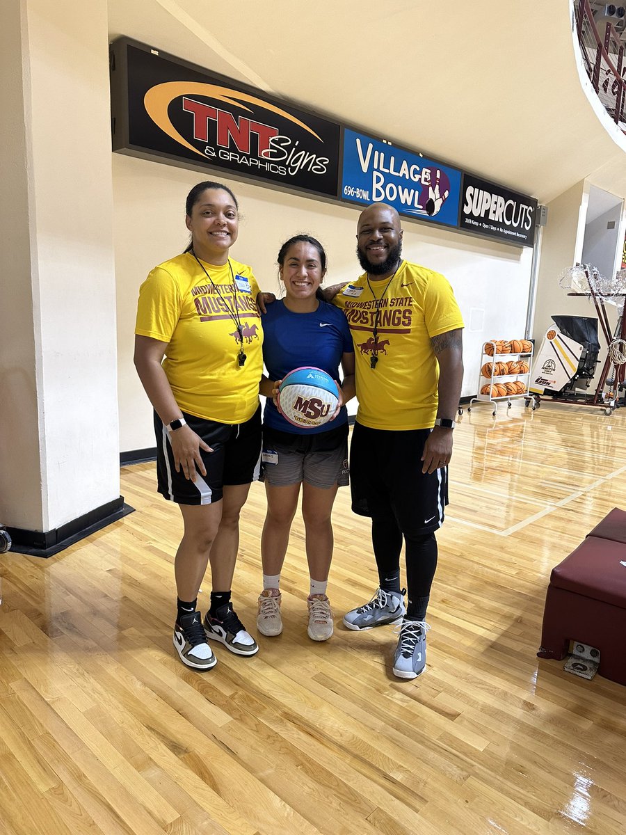 BarnhartGenesis's tweet photo. I had an awesome day at the women’s  basketball camp at Midwestern State University. Thank you to Coach Brenita and Coach Kj I had a great time and learned so much! @Brenita33 @Kevin_KBJ @MSUTexasWBB https://t.co/Mfbr5bXPc8