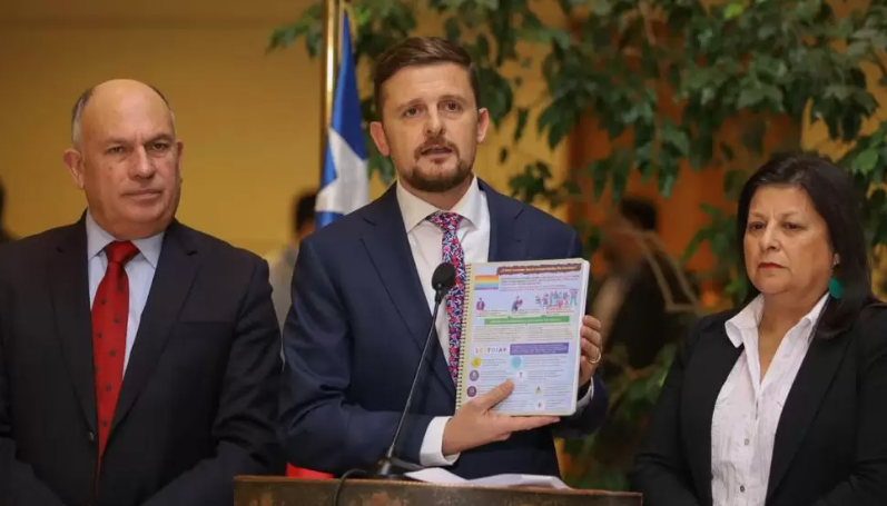 diputadonaranjo's tweet photo. Parece absurdo que la derecha busque todas las semanas a que Ministro/a atacar. Las semanas pasadas Educación y Salud. Esta le corresponde a HACIENDA y nada mejor que  usar el ataque para esconder algo que es notorio. NO QUIEREN REFORMA TRIBUTARIA. https://t.co/bMtXlTQ1XE