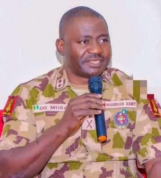 oaaigbe's tweet photo. 1/5

These new Service Chiefs will be saddled with the responsibility of ending insecurity in Nigeria.

This isn't the first time, service chiefs are changed to rejig the security architecture of the country.

Meet the chiefs.
#NewSheriffs https://t.co/cvLc6yAegZ