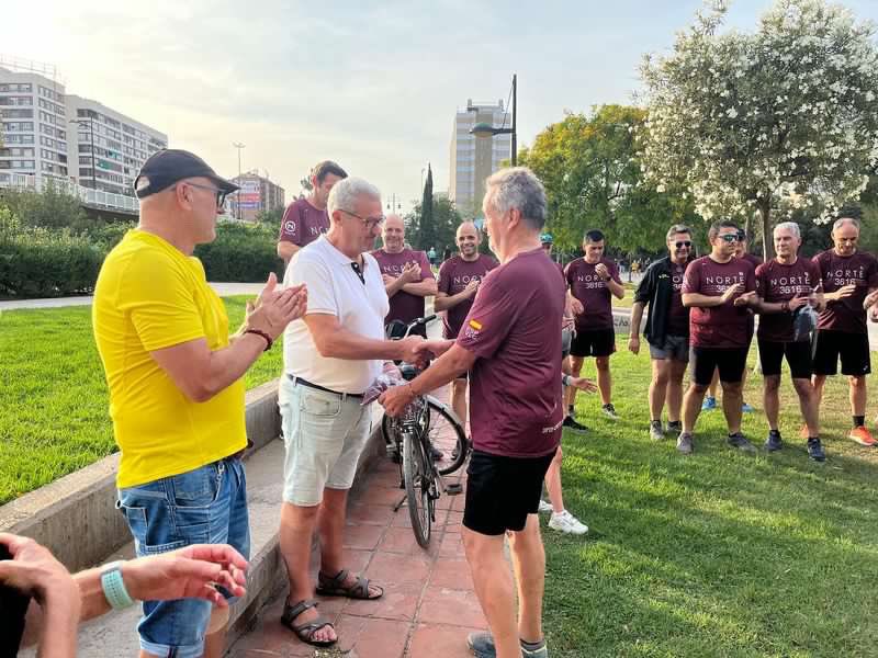 Runners_Norte's tweet photo. Hoy hemos tenido la oportunidad de realizar nuestro particular homenaje a nuestro amigo #JulioCano . Nos ha acompañado su familia y los compis de @RedolatTeam que estuvieron junto a él en los primeros momentos #SomosNorte #RunnersNorte #Julito #MasQueCorrer https://t.co/tyXfQgvL5a