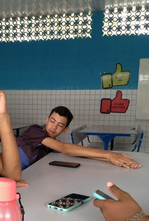 PrimeiroA515663's tweet photo. Eu na escola com fome, sono,dor de cabeça, raiva e com vontade de ir embora no segundo horário https://t.co/3Fdl66I6tN