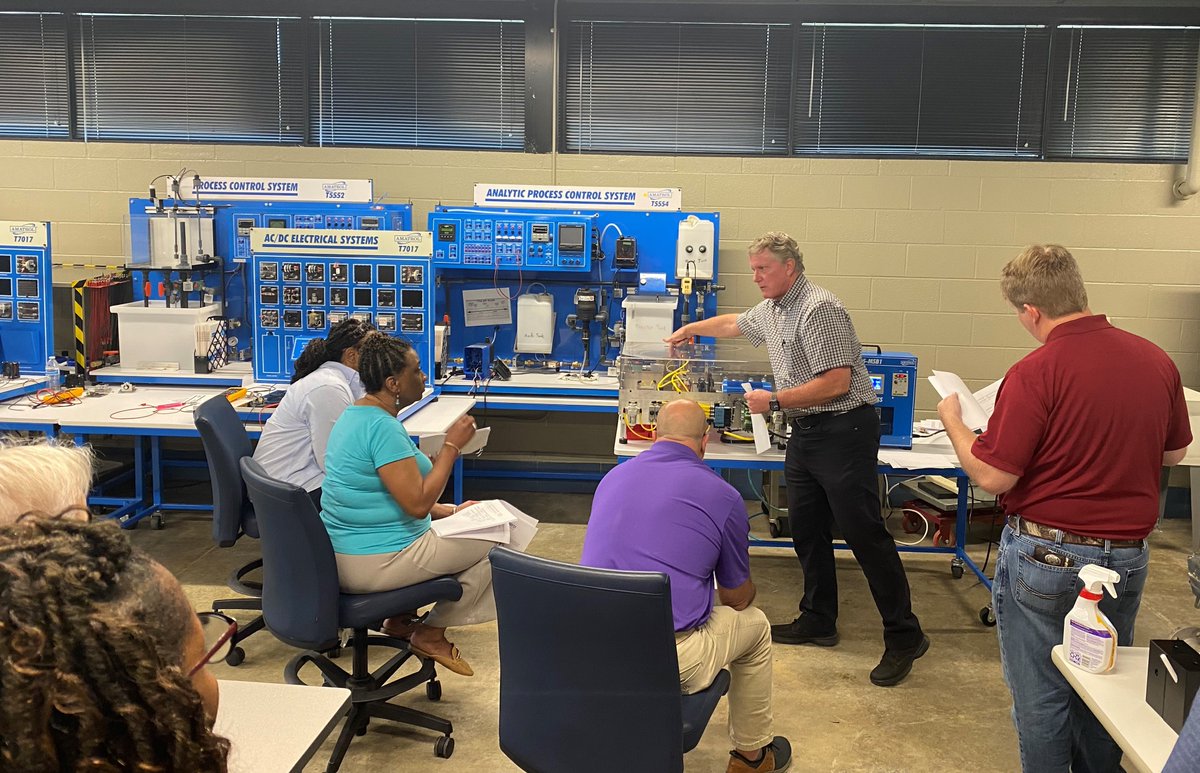 SouthwestTN's tweet image. Southwest Technical Instructor Kevin Christie reviews assessing potential employees for operator positions at Riviana Foods with reps from the company. It's part of the #customizedtraining we offer to local industries. Watch more here: bit.ly/442e8x4 @MemphisChamber