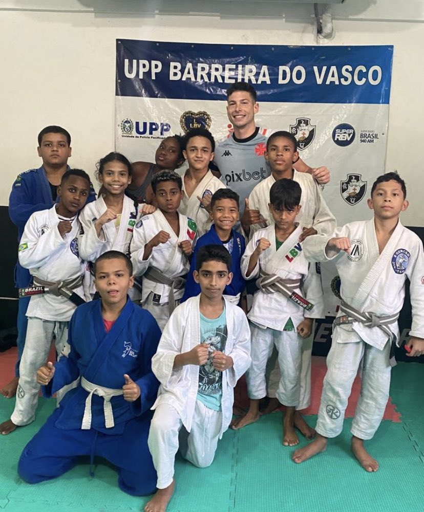 radiobrasil940's tweet photo. Vasco
Zagueiro do Vasco, Manuel Capasso visita o projeto Geração UPP Barreira do Vasco, sala em São Januário @VascodaGama
Apoio: @PMERJ @LBVBrasil @radiobrasil940
#geracaoupp
#barreiradoVasco
#primesportes
#bombox
#Vasco
#nacionaltintas https://t.co/S27sBExcOl