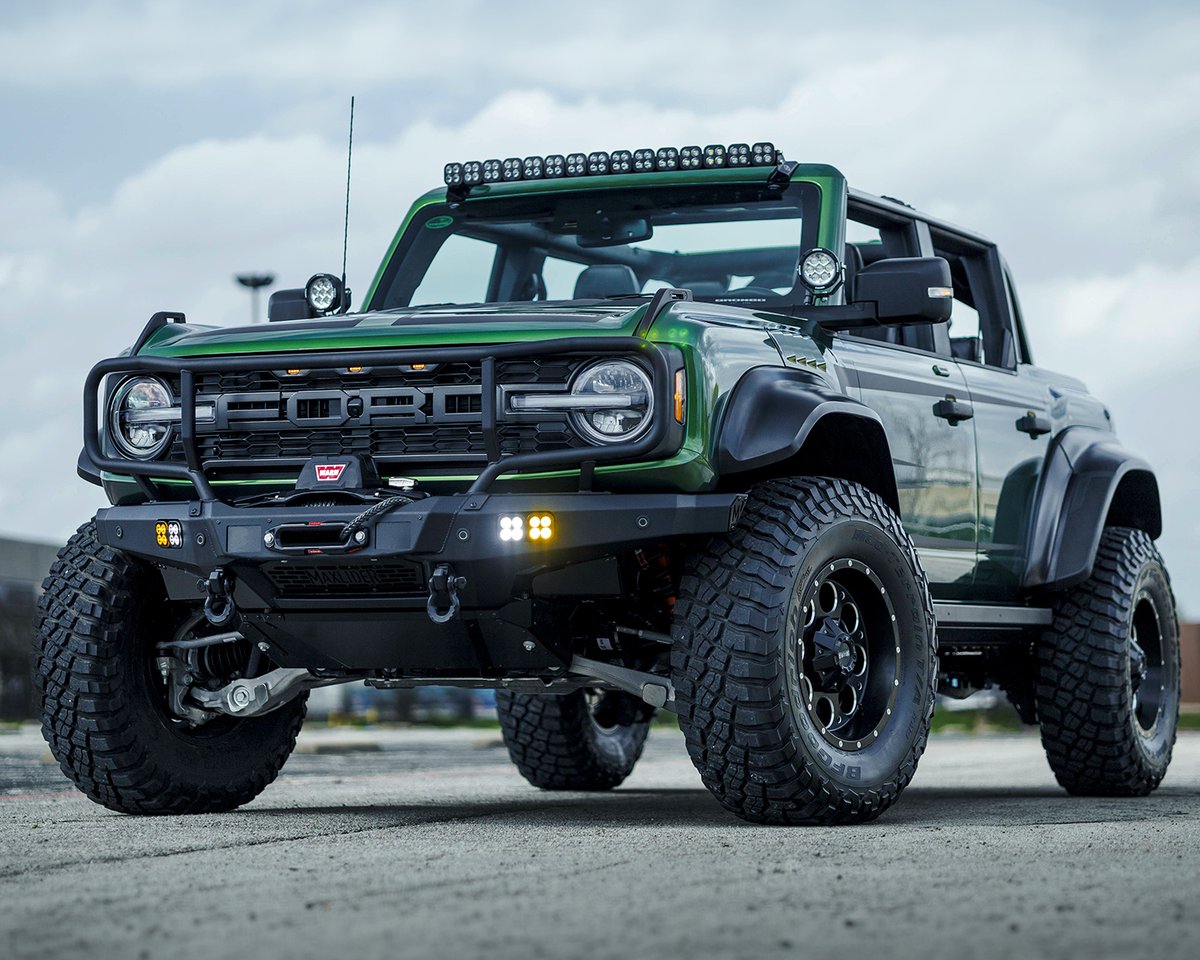 Lot 700 - Built in #Maxlider's #LimitedEdition run of 150 #Bronco custom Raptors! This #twinturbo V6 engine 2022 @Ford Bronco Raptor LUX Maxlider Edition will be crossing the block with No Reserve, June 22-24, in the Las Vegas Convention Center.
Read more: bit.ly/LV23-22BroncoR…
