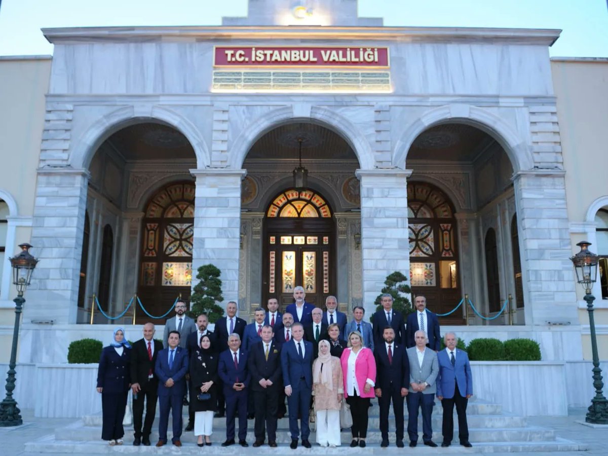 Tüm İstanbul Muhtar Dernekleri Federasyon (TÜMFED) Başkanı Selami Aykut, Yönetim Kurulu Üyesi muhtarlar ile İstanbul Valisi Davut Gül’ü ziyaret etti.