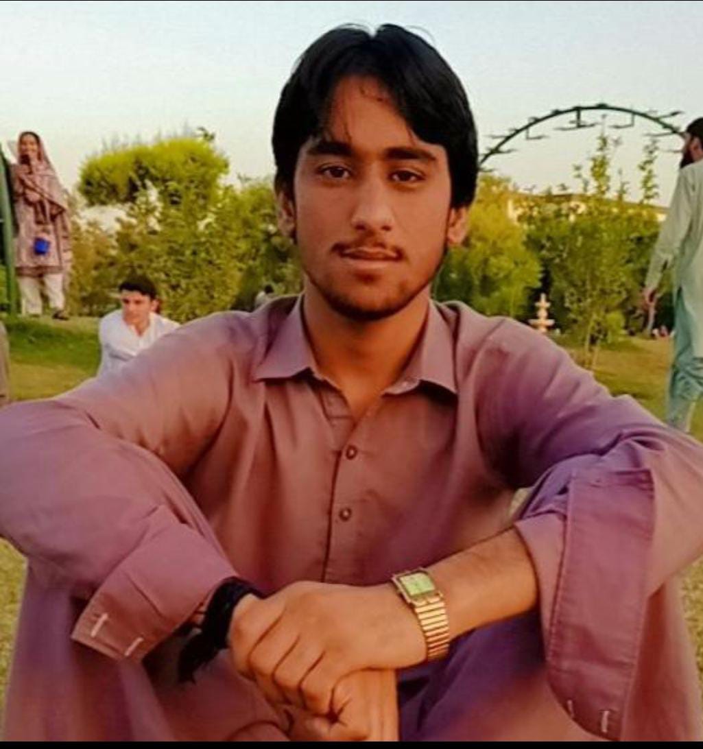 studentbaloch12's tweet photo. عید آنے والی ہے 
کیا ہمیں یہ حق نہیں کہ ہم اپنے عید  اپنے پیاروں کہ ساتھ منائیں 

@Releseferozbaloch https://t.co/ntRfsmiF8r