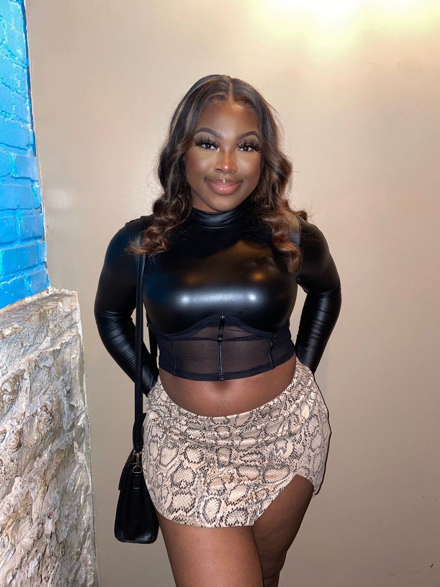 itsemabear's tweet photo. i love waking up and looking good. does it look like i need stress?? 🤭🤸🏾‍♀️💜 https://t.co/n1qjMR345w