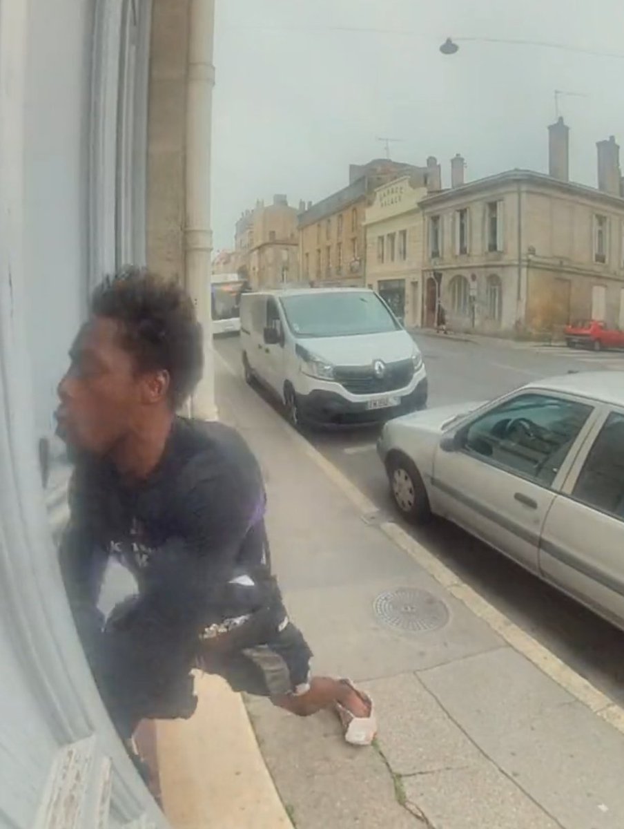 GuyaneActu's tweet photo. #Violence : Un homme connu des services de police a violemment attaqué une femme et une petite fille à #Bordeaux.
Les raisons de cette agression restent inconnues.
#France #justice https://t.co/DfbdhD7sDL