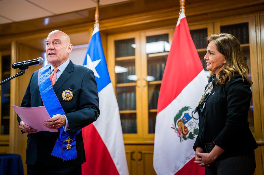 ElPeruEnChile's tweet photo. La Ministra de Relaciones Exteriores (s) de Chile, Gloria de la Fuente, impuso la condecoración  Orden al Mérito de Chile, en el grado de Gran Cruz, al Embajador del Perú, Jaime Pomareda, en reconocimiento a su gestión.  @CancilleriaPeru @Minrel_Chile https://t.co/fjwf0xG4AR