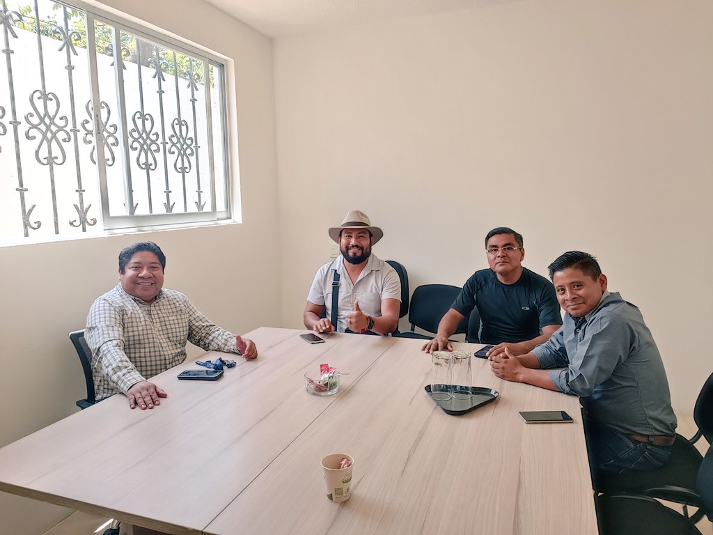 Abogado_Reyes's tweet photo. Un gusto conversar esta tarde con mis amigos @EmrMerino (Coordinador Estatal de la #UNDECI), @IsaiasS05904242 y #LaloMerino, con quienes coincidimos que el trabajar en equipo y en #Unidad siempre será de gran beneficio para la #Ciudadania; #FelizLunes a tod@s!!! https://t.co/NwGY31l3Us