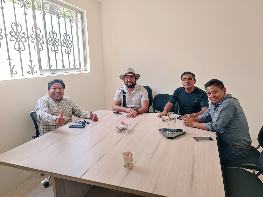 Abogado_Reyes's tweet photo. Un gusto conversar esta tarde con mis amigos @EmrMerino (Coordinador Estatal de la #UNDECI), @IsaiasS05904242 y #LaloMerino, con quienes coincidimos que el trabajar en equipo y en #Unidad siempre será de gran beneficio para la #Ciudadania; #FelizLunes a tod@s!!! https://t.co/NwGY31l3Us