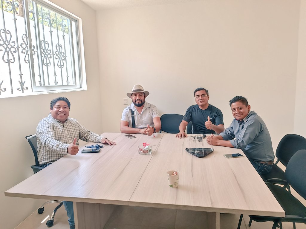 Abogado_Reyes's tweet photo. Un gusto conversar esta tarde con mis amigos @EmrMerino (Coordinador Estatal de la #UNDECI), @IsaiasS05904242 y #LaloMerino, con quienes coincidimos que el trabajar en equipo y en #Unidad siempre será de gran beneficio para la #Ciudadania; #FelizLunes a tod@s!!! https://t.co/NwGY31l3Us