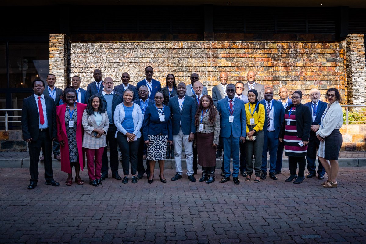 AfricanNewspage's tweet photo. African railway stakeholders recently convened in Midrand, South Africa, to review the status of implementation of the 13 #AIHSRN pilot projects, where they exchanged ideas on best practices and key challenges in the implementation of the priority continental railway projects. @au_ied @Arjan_Moh
➡️ https://t.co/9oeUbzRGuG