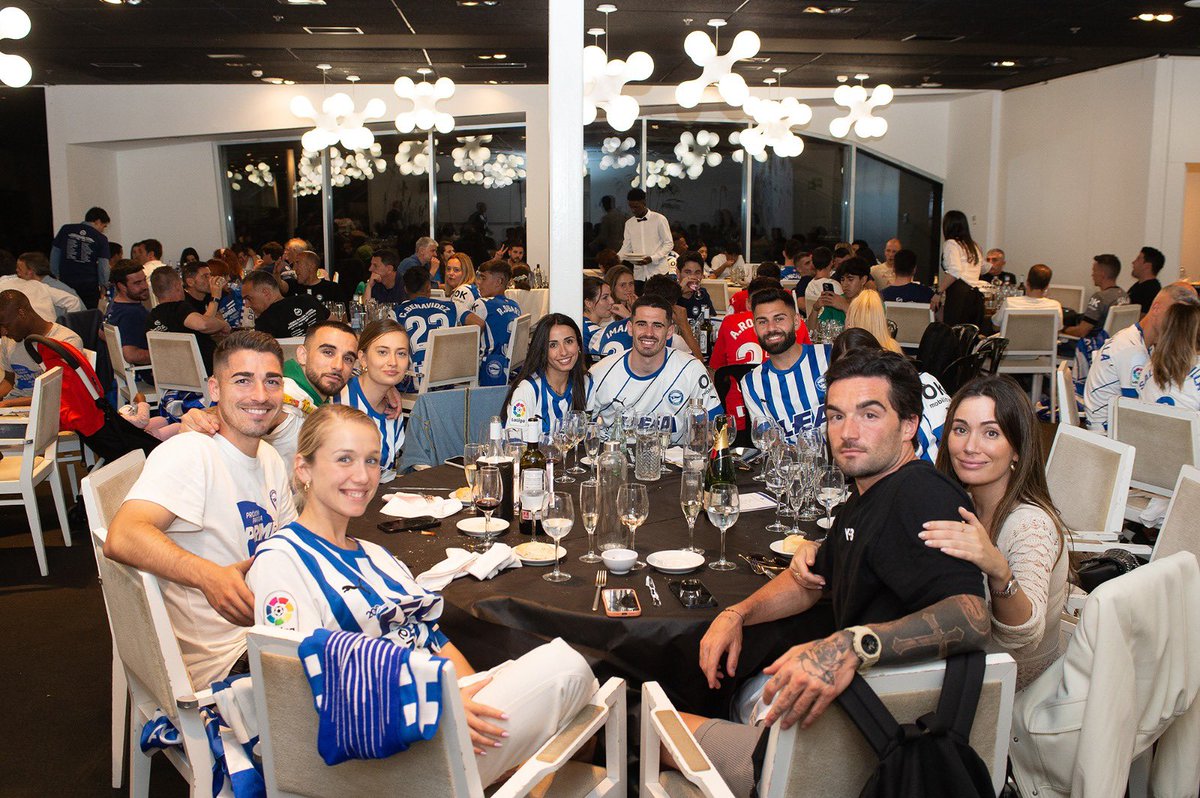 📸 Fin de fiesta en <a href="/BAKHvitoria/">BAKH</a>.

#SomosDePrimera 🔵⚪️