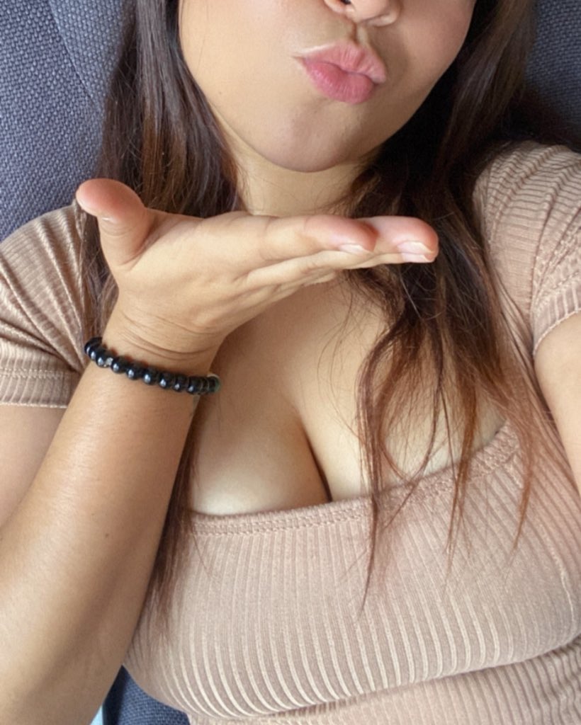 Besito para mis seguidores, aburrida en la ofi, quieren ver más ?👀 manden DM