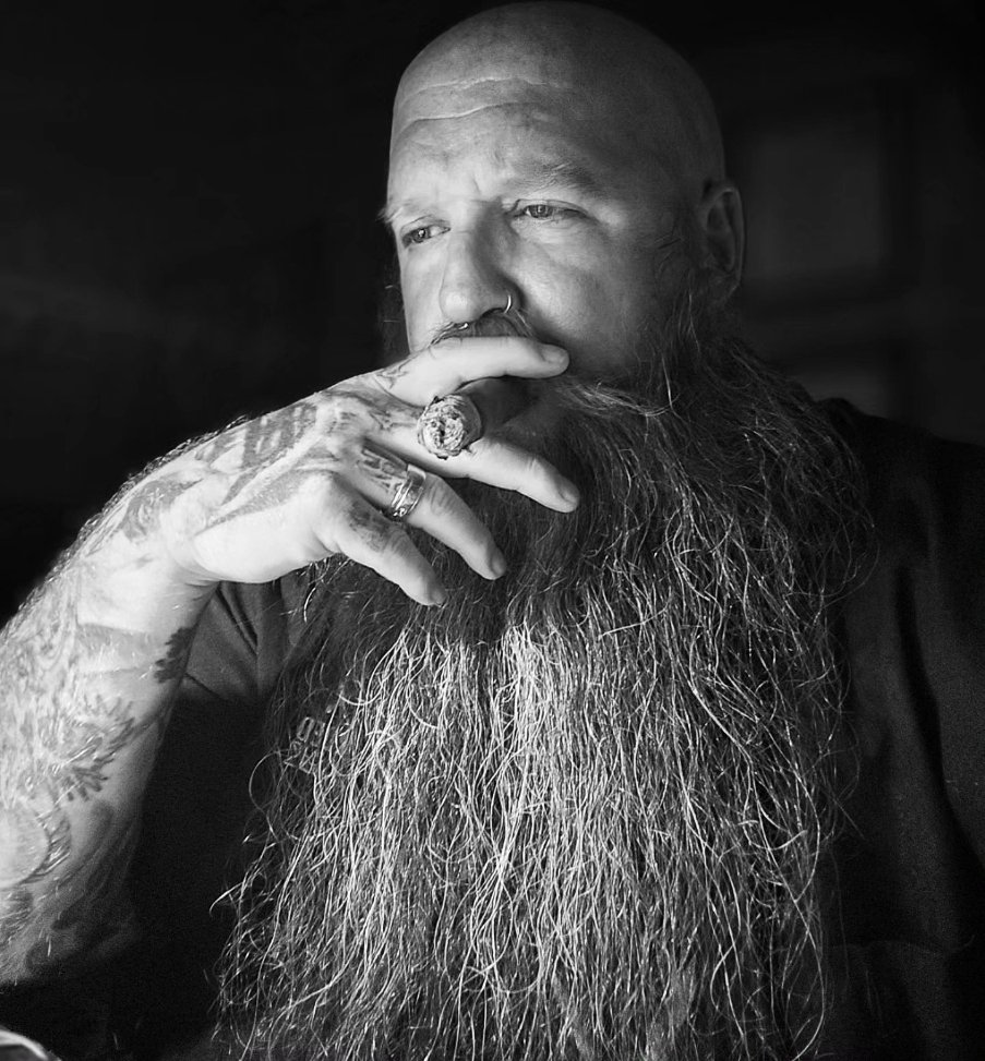 ⚔️Monochrome Monday⚔️
#Monochrome #monochromephotography #monochromemonday #CIGARS  #cigar #tattoo #ink #handtattoo #beard