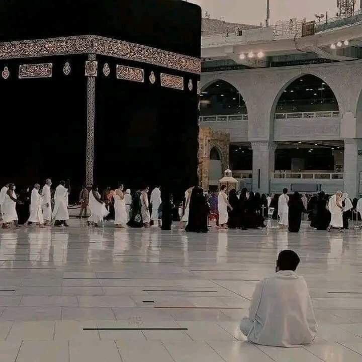 "ربَّاهُ ذِي العشْر الفَضيلةُ أقبَلتْ
والنَّفسُ تسألُكَ المَفازَ بِفضلِها"