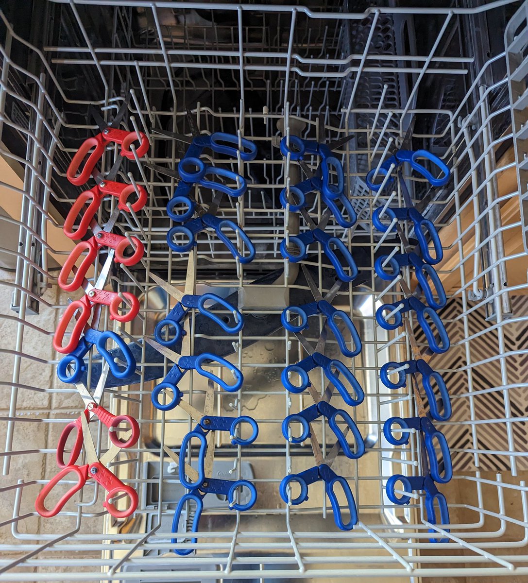 One of the best #TeacherHacks out there!
Do you want your student scissors in the dishwasher?
#PostForPencils #SummerBreak #TeacherLife