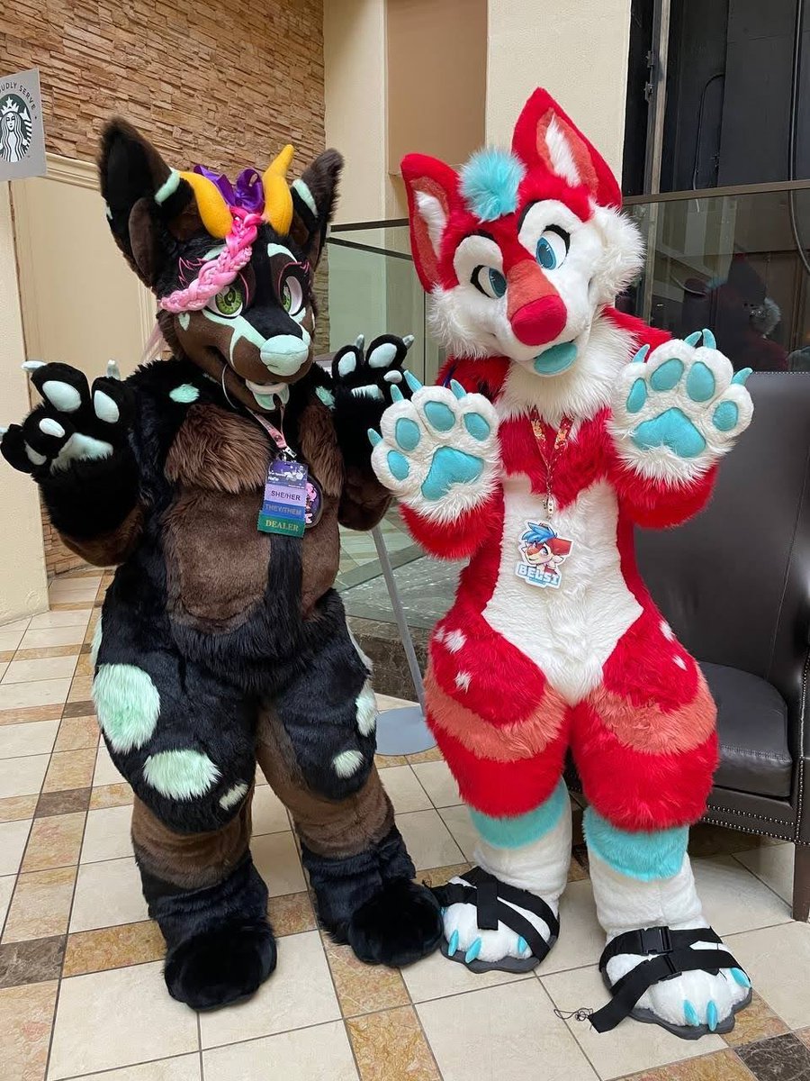 BOO! Did we scare you? 

(help i can't read her badge does anyone know who this is? 🥺)

#furry #FursuitEveryday #Stratosfur