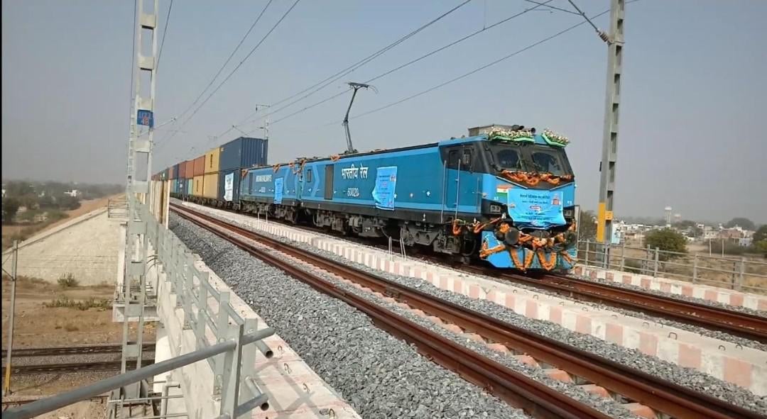 @CityLab I guess we should tell India that their new freight catenary system isn't ready

Oh wait, it is.