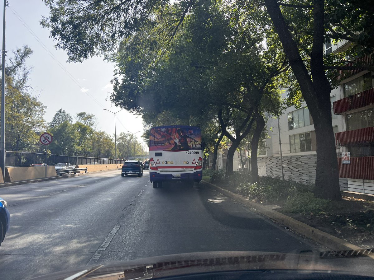 Circulando en carriles centrales sobre Churubusco dirección Insurgentes Sur a la altura de Cuauhtémoc <a href="/Ssp_transitodf/">Tránsito df</a> <a href="/LaSEMOVI/">Secretaría de Movilidad CDMX</a>