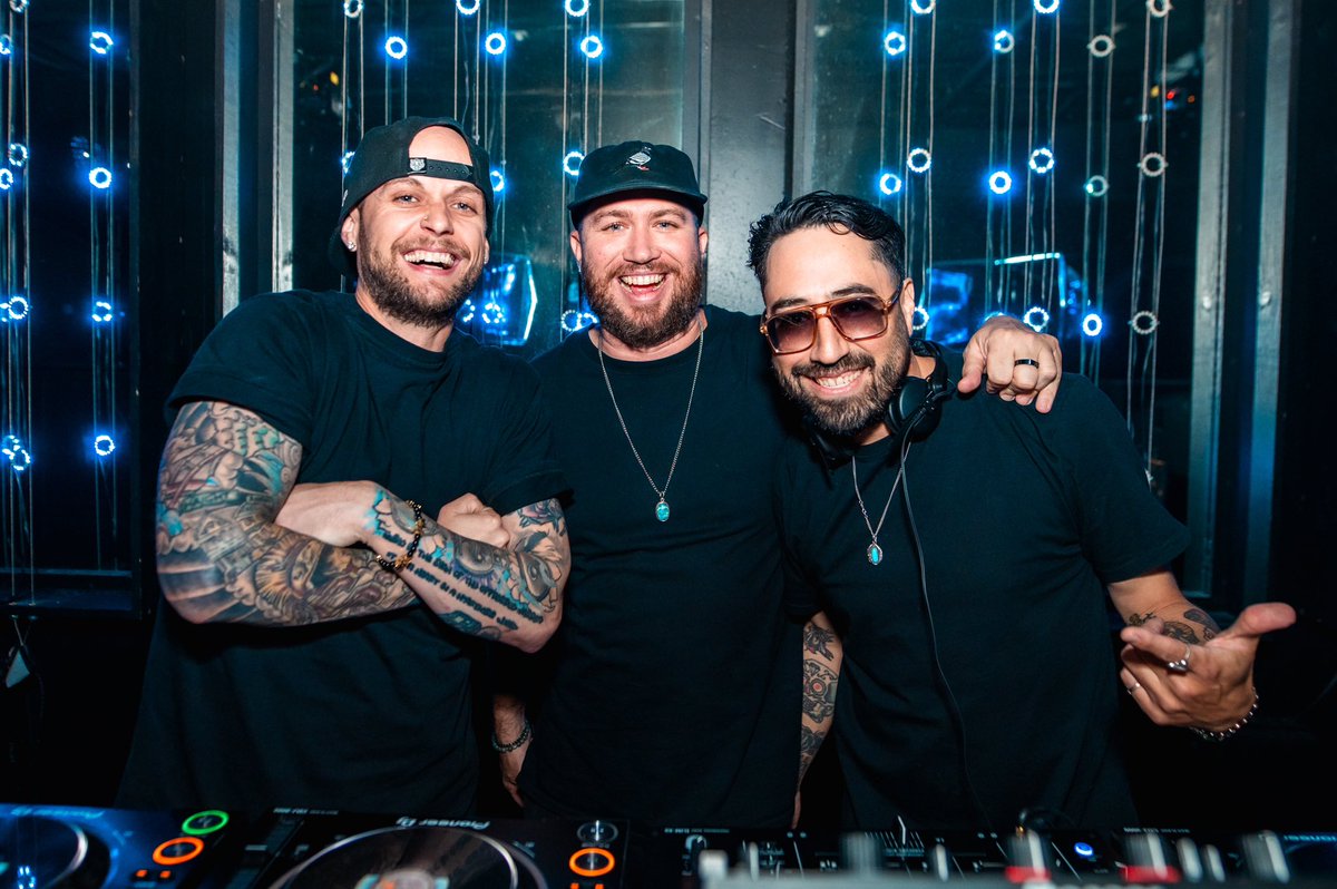 Discopussy's tweet photo. Make 'em an offer they can't refuse 🌃🏠😎

Fremont House Mafia with the Friday night fill in, and nothing but smackers on the speakers.

📸: @BrightLightDA https://t.co/XYMmGdTIK6