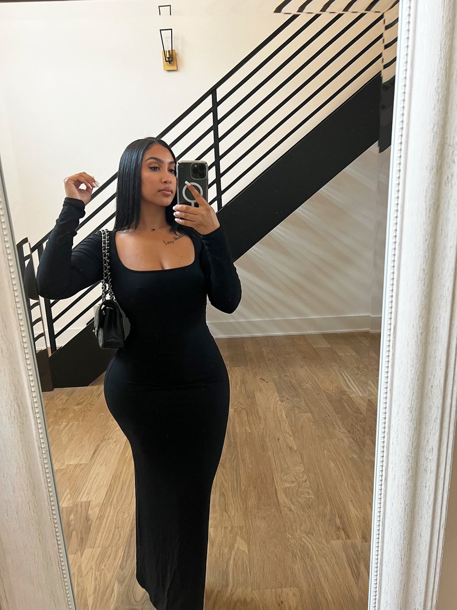 queennaija's tweet photo. black skims go crazy 🖤 https://t.co/bB65Yc4VMB