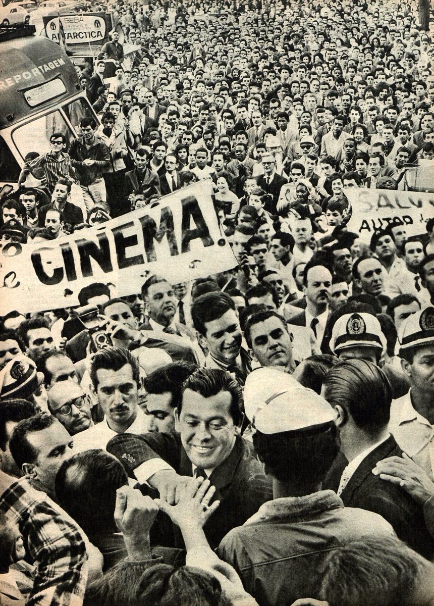 filmes_e_filmes's tweet photo. O diretor Anselmo Duarte sendo recepcionado na volta ao Brasil após "O Pagador de Promessas" receber a Palma de Ouro no @Festival_Cannes de 1962.🎥🇧🇷
#anselmoduarte #opagadordepromessas #festivaldecannes #cinemanacional https://t.co/MNsmDTUUKy