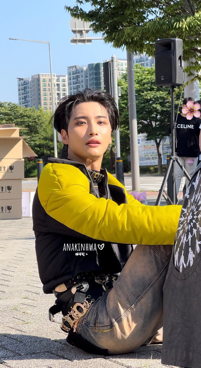 Sunlit Him: PSH in natural light. This is what he looks like sitting around basking in sunshine. And this is also what sunshine looks like basking in him. Brilliant. #SEONGHWA #PARKSEONGHWA #ATEEZ #에이티즈 #성화