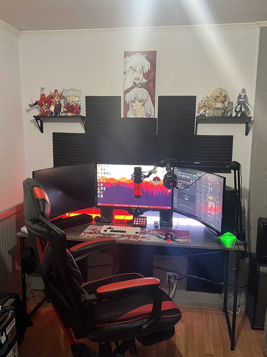 digitalzork's tweet photo. @KaleiRenay This was after cleaning. It literally never looks this way when I’m actually playing. I’m convinced clean spaces are unworkable spaces. https://t.co/Upsp4byeLa