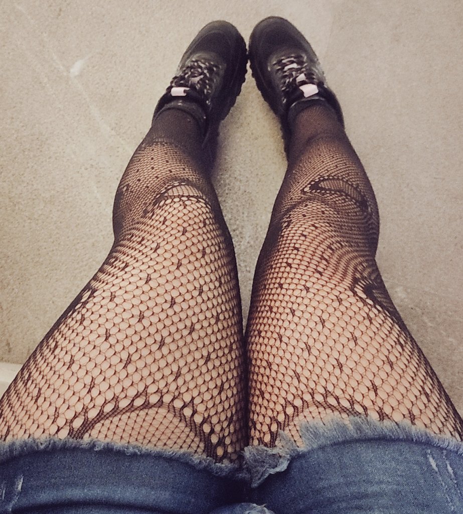 xfetisherryx's tweet photo. El dia de los pasteles que no tenian pastel snif 🥺
pinche la postreria me fallaste (╯°□°)╯︵ ┻━┻
#legs #fishnet #fishnetlegs https://t.co/Xq8fRorXm2