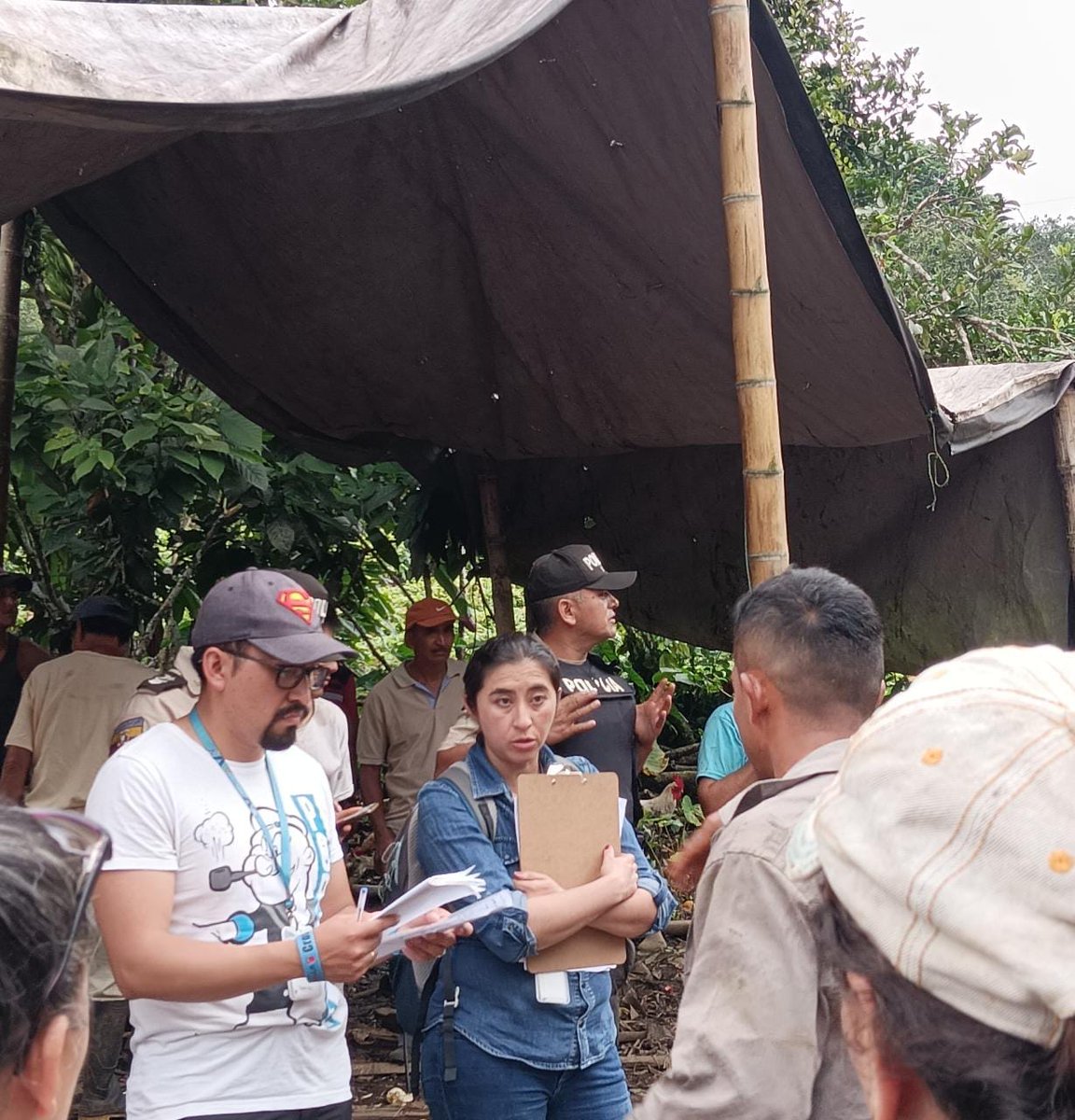 🔴#URGENTE | Hoy <a href="/LassoGuillermo/">Guillermo Lasso</a> quiso iniciar la consulta ambiental ILEGAL, vía #Decreto754, en el cantón Las Naves (Bolívar), con funcionarios del <a href="/Ambiente_Ec/">ambiente_ec</a>. Las comunidades no fueron notificadas e impidieron la consulta que vulnera sus derechos. 👉facebook.com/10005196785398…