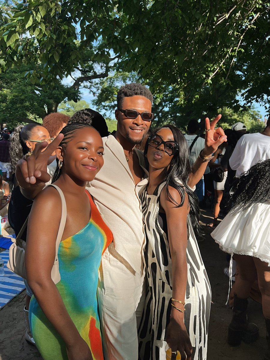 IsaacBayohSL's tweet photo. Celebrating #Juneteenth vibes: Empowered, uplifted, and free! ❤️🖤💚
Shoutout to @JVELOZZ for capturing black joy, #xnoblooms for the stunning backdrop, @sceneinblack for promoting black representation, and #thelayoutco for fostering a space to honor black culture! 🙌🏾✨ https://t.co/8ieuBvRC2H