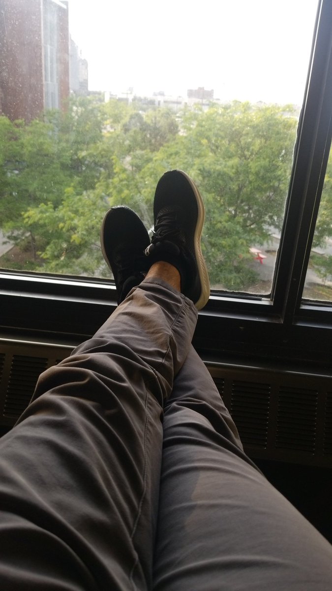 GabrielEscano's tweet photo. Me siento como profesor de educación física: polo, pantalones de vestir y tennis, o será que toy muy viejo ya? https://t.co/hSmLbNLumq